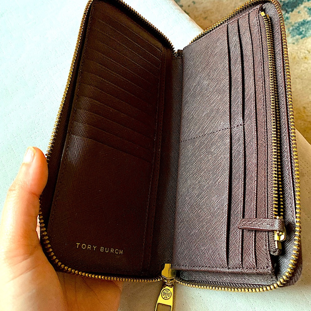Tory Burch Robinson continental wallet. Excellent condition no rips or tears.
